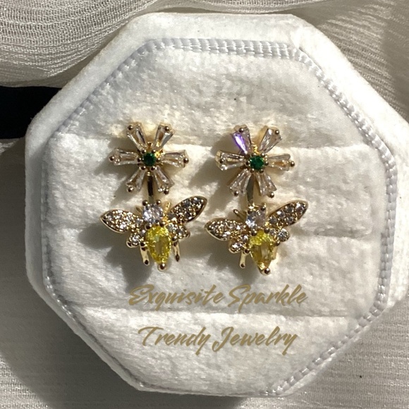 🐝10k Gold Bumblebee Daisy Cz Diamond Post back Stud Earrings - Picture 8 of 15